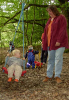 Schaukeln im Wald